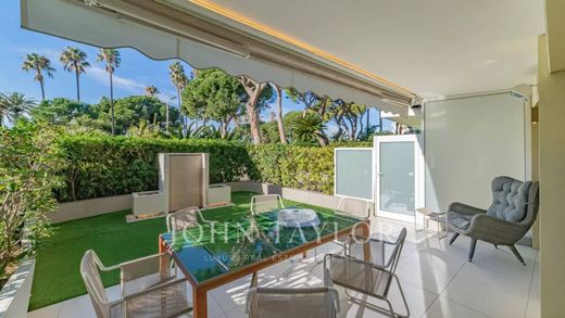 Apartment / Etagenwohnung in Cannes, Alpes-Maritimes