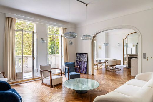 Apartment / Etagenwohnung in Tour Eiffel, Invalides – Ecole Militaire, Saint-Thomas d’Aquin, Paris