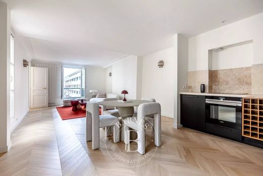 Apartment in Chatelet les Halles, Louvre-Tuileries, Palais Royal, Paris