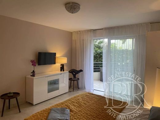 Apartment / Etagenwohnung in Cannes, Alpes-Maritimes