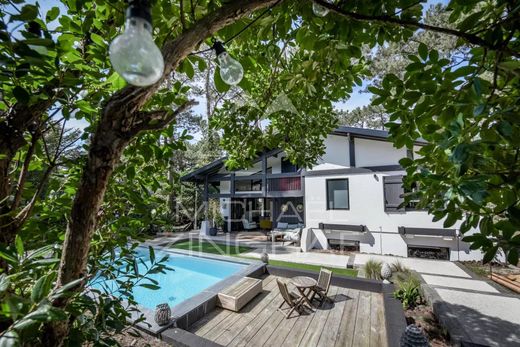 Luxury home in Pyla sur Mer, Gironde