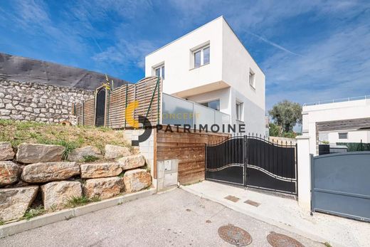 Carros, Alpes-Maritimesの高級住宅