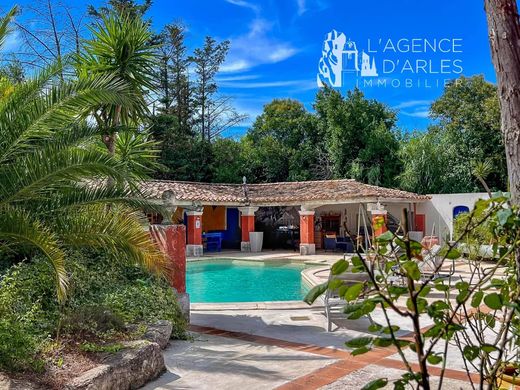 ﻣﻨﺰﻝ ﺭﻳﻔﻲ/ ﺑﻴﺖ ﻤﺰﺭﻋﺔ ﻓﻲ Arles, Bouches-du-Rhône