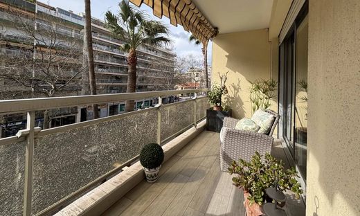 Apartment / Etagenwohnung in Cannes, Alpes-Maritimes