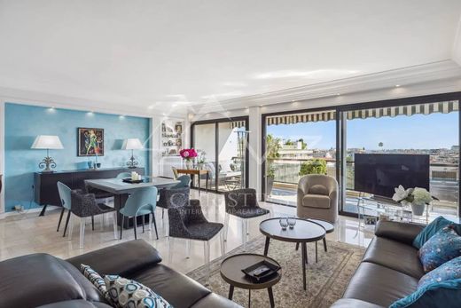 Apartment / Etagenwohnung in Cannes, Alpes-Maritimes