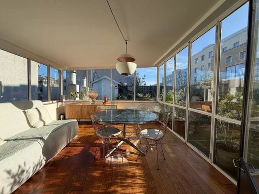 Apartment / Etagenwohnung in Suresnes, Hauts-de-Seine