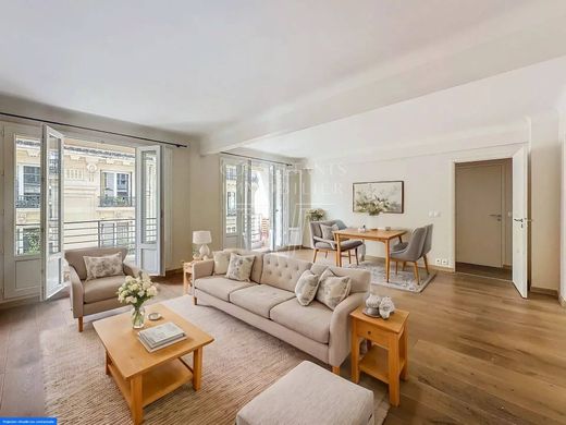 Apartment / Etagenwohnung in Tour Eiffel, Invalides – Ecole Militaire, Saint-Thomas d’Aquin, Paris