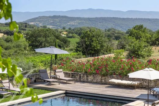 Saint-Saturnin-lès-Apt, Vaucluseのカントリー風またはファームハウス