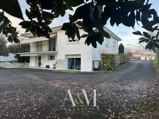 Luxus-Haus in Soyaux, Charente