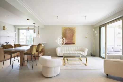 Apartment / Etagenwohnung in Cannes, Alpes-Maritimes