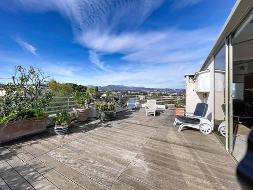 Apartment / Etagenwohnung in Antibes, Alpes-Maritimes