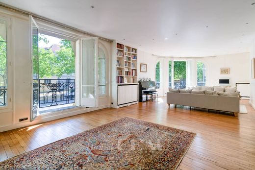 Apartment / Etagenwohnung in Tour Eiffel, Invalides – Ecole Militaire, Saint-Thomas d’Aquin, Paris