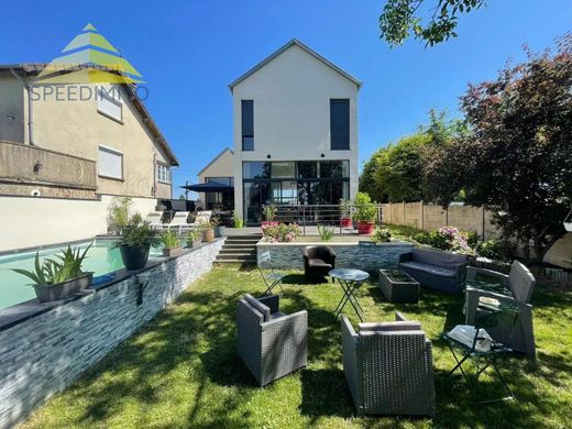 Luxury home in Varennes-Jarcy, Essonne
