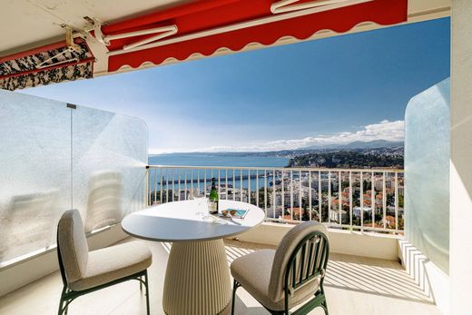 Apartment / Etagenwohnung in Nizza, Alpes-Maritimes