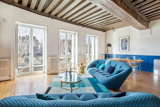 Apartment in Chatelet les Halles, Louvre-Tuileries, Palais Royal, Paris