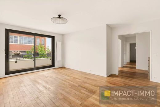 Apartment / Etagenwohnung in Puteaux, Hauts-de-Seine
