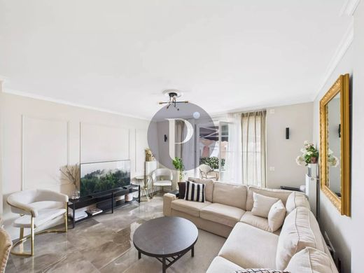 Apartment / Etagenwohnung in Le Plessis-Robinson, Hauts-de-Seine