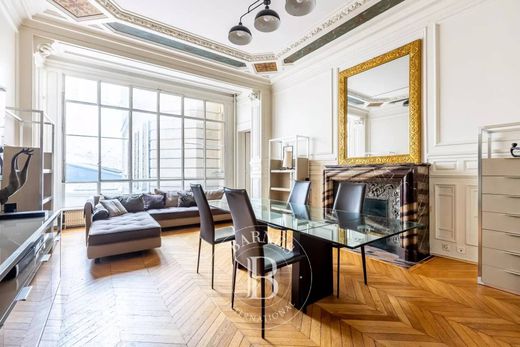 아파트 / Champs-Elysées, Madeleine, Triangle d’or, Paris