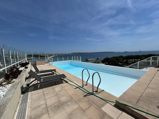 Apartment / Etagenwohnung in Golfe-Juan, Alpes-Maritimes