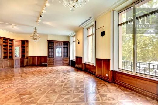 Luxe woning in Vichy, Allier