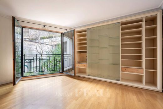 Apartment / Etagenwohnung in Tour Eiffel, Invalides – Ecole Militaire, Saint-Thomas d’Aquin, Paris