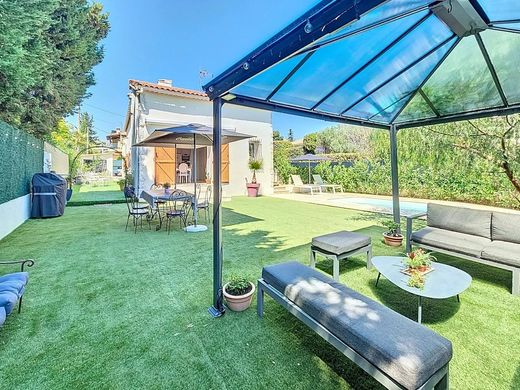 Luxus-Haus in Saint-Laurent-du-Var, Alpes-Maritimes