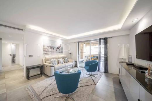 Apartment / Etagenwohnung in Cannes, Alpes-Maritimes