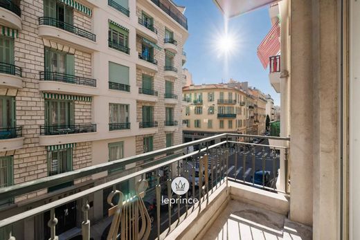 Apartment / Etagenwohnung in Nizza, Alpes-Maritimes