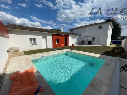 Luxury home in Niort, Deux-Sèvres