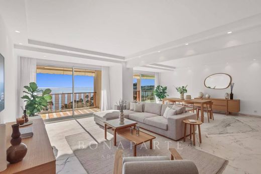 Apartment / Etagenwohnung in Cannes, Alpes-Maritimes