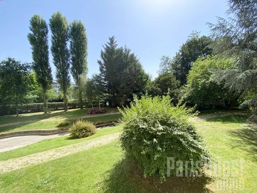 Apartment / Etagenwohnung in Ville-d'Avray, Hauts-de-Seine