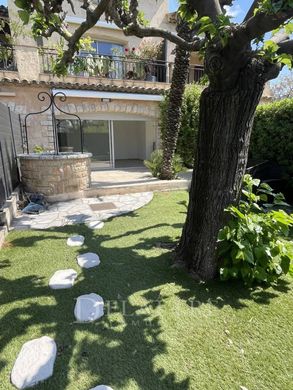Apartment / Etagenwohnung in Mouans-Sartoux, Alpes-Maritimes