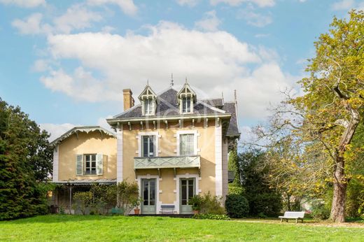 Luxus-Haus in Écully, Rhône