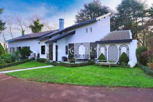 Casa di lusso a Décines-Charpieu, Rhône