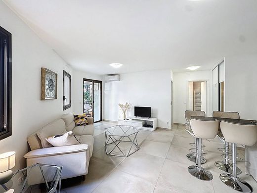 Apartment / Etagenwohnung in Cannes, Alpes-Maritimes