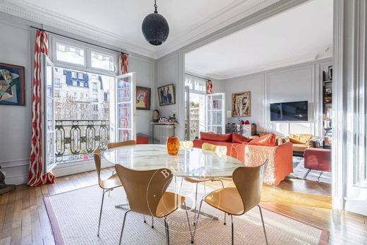 Apartment in Motte-Picquet, Commerce, Necker, Paris