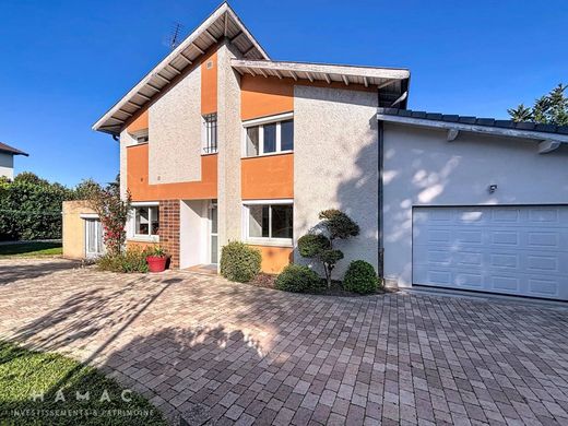 Πολυτελή κατοικία σε Sainte-Foy-lès-Lyon, Rhône