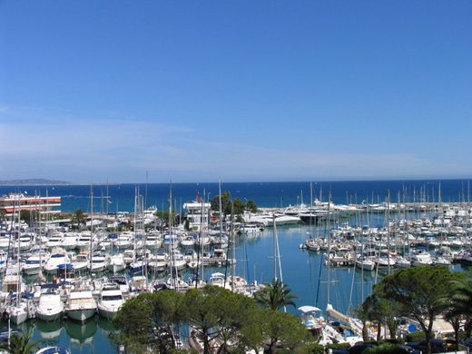 Villeneuve-Loubet, Alpes-Maritimesのアパートメント