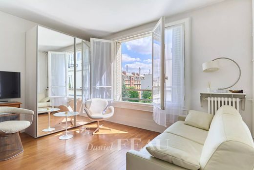 Apartment in Tour Eiffel, Invalides – Ecole Militaire, Saint-Thomas d’Aquin, Paris