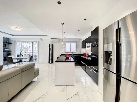 Apartment / Etagenwohnung in Juan-les-Pins, Alpes-Maritimes