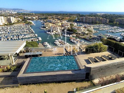 Mandelieu-la-Napoule, Alpes-Maritimesのアパートメント