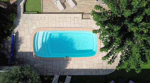 Villa in Carnoux-en-Provence, Bouches-du-Rhône