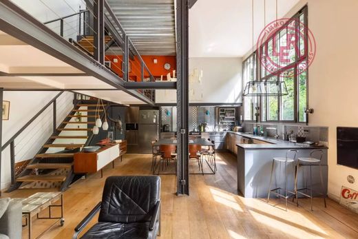 Apartment in Buttes-Chaumont, Villette, Bas Belleville, Paris