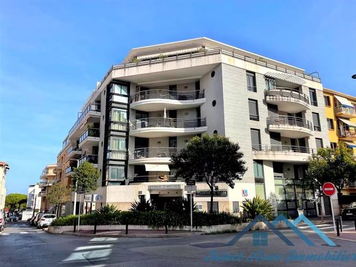Apartment / Etagenwohnung in Antibes, Alpes-Maritimes