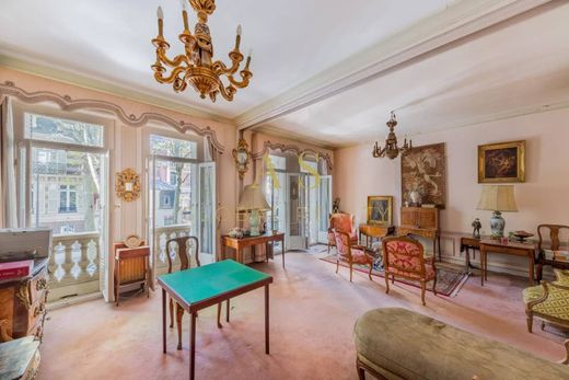 Apartment / Etagenwohnung in Tour Eiffel, Invalides – Ecole Militaire, Saint-Thomas d’Aquin, Paris