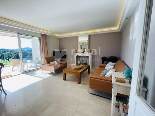 Apartment / Etagenwohnung in Mougins, Alpes-Maritimes