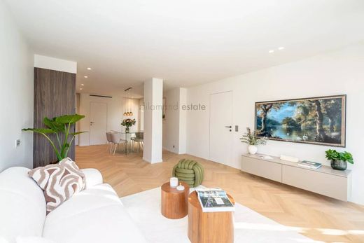 Apartment / Etagenwohnung in Cannes, Alpes-Maritimes