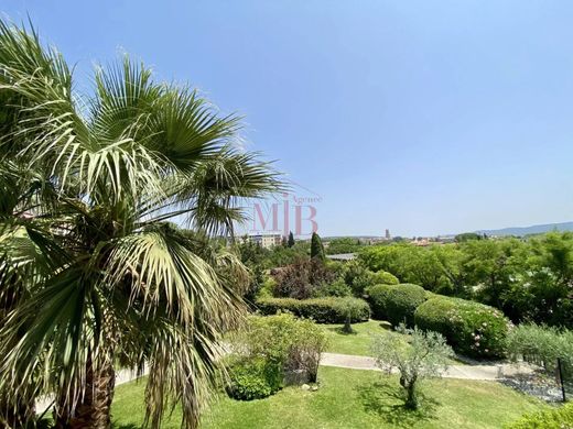 Apartment / Etagenwohnung in Aix-en-Provence, Bouches-du-Rhône