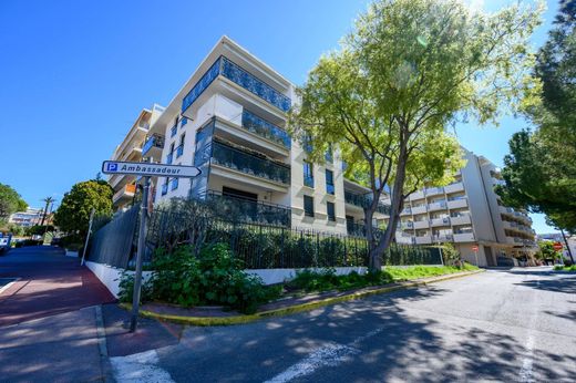 Apartment / Etagenwohnung in Juan-les-Pins, Alpes-Maritimes