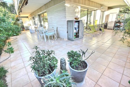 Apartment / Etagenwohnung in Cannes, Alpes-Maritimes